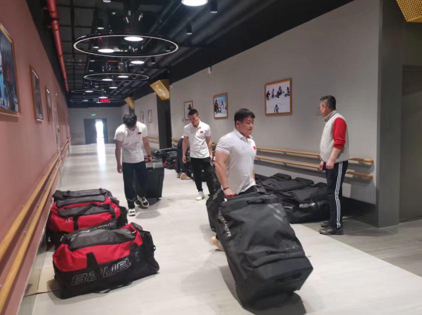 中国残奥冰球队出征世锦赛